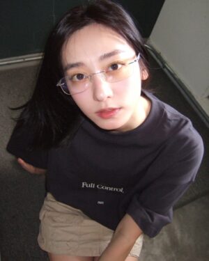 Riko Xi Instagram - 最近即將有新作品單曲要發行！
猜猜是抒情歌還是甜美快歌

@goopi.co 孤僻x獵人聯名🖤
 @smir.k 太帥啦