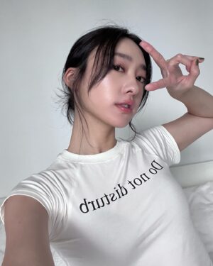 Riko Xi Instagram - 整理好心情 面對每一天熱情的太陽🤍
今天天氣晴🎧

可愛的Tshirt
@noth1ng_special 
@cleoj___j