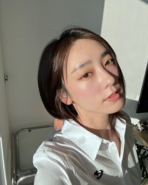 Riko Xi Instagram - 隱身了好多天
前幾天貓咪生病忙著照顧她也低落了很多天
血檢的指數非常不樂觀…

突然體會到摯愛有可能會離開的感受
我一時真的反應不過來
痛苦到每天都哭到眼睛超腫
因為生病沒有食慾她瘦到沒有肉
但還得幫貓咪戳針打點滴 真的超級心疼

她現在精神有比較好 也願意吃一點東西
媽媽很欣慰🥹🤍

這讓我體悟到了在面對生老病死前
其餘的事真的都是小事

祝福我們彼此都能過心中的關卡
成為更幸福更有愛的人🤍🐱✨