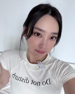 Riko Xi Instagram - 整理好心情 面對每一天熱情的太陽🤍
今天天氣晴🎧

可愛的Tshirt
@noth1ng_special 
@cleoj___j