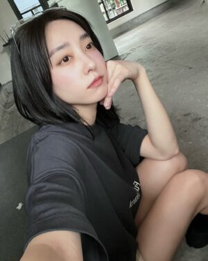 Riko Xi Instagram - 最近即將有新作品單曲要發行！
猜猜是抒情歌還是甜美快歌

@goopi.co 孤僻x獵人聯名🖤
 @smir.k 太帥啦