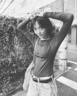 Rila Fukushima Instagram - みなさんこんばんは。
最近の私について書いてみました。

お気づきの方もいたかもしれませんが…
わたくし福島リラ、去年までお仕事お休みしておりました。今年の頭からお仕事を再開したのですが、気付けば休止してから早5年経っておりました。

その間に体調も崩しまして...それを立て直すということは、私にとっては、それこそ人生の第何回目？(苦笑)の試練の時期でした。

現在は回復し随分と元気になりました！
むしろ肉体的には前よりパワーアップしたかもしれないです。
それとも？それは...一周まわって進化した？
と言うべきか...？
年齢もレベルアップしましたけど😂

そういう時期ってみなさんも、どこかのタイミングであるかもしれないのですが(コロナの時期もありましたしね...)、一度見直す時期というか、私もその間活動を休止しながらも新しいことにチャレンジしておりました！

元々、メンテナンスで通っていた鍼の治療が自分に合ってたこともあって、鍼とかお灸を中心とした東洋医学の学びを深めよう！と思い切って学校に入学しました。(こちら先日スイスの映画祭で公開された作品に参加したことにより出席日数が足らず留年をし、さらに休学中なのですが…😅🤭)

学校で治療家を目指して勉強しながらも、やはり自分自身の体を動かすこともしていかないと結果的に効果が持続しない！！と痛感したことから運動療法としてのピラティスにも興味を持ち始めました！

ヨガやピラティスなどは生徒として、NYに住んでいた頃からやっているので、かれこれ20年選手になります。今年に入ってからは鍼灸の学校を休学しながら、ピラティス指導者のライセンスを取り始め、現在資格取得中でございます。
学校はまだ復学のチャンスもあるし！焦らずゆっくり一歩づつ。100年かかっても学校を卒業したいところです。(そんなに長くは休学できないだろうけど😂🤭)

いろんなことをやっているように思われるかもしれませんが、私の中ではしっかりとそれぞれが繋がっていて、良いバランスで過ごせています。楽しいです！

今年に入ってからはInstagramも再開して、少しずつマイペースにではありますが、モデル業、俳優業の方も活動を再開したいと思っています。(既に今年のうち半年以上経過してしまいましたが...😅)

普段はあまりこういうことを長々と書くタイプの人間ではないのですが、
心配して連絡くれた身近な友人達や家族にも感謝と、そして連絡ができていない人々もたくさんいまして...なので思い切って書いてみました！

そして今後とも、そんな私の活動を暖かく見守っていただけたらと思います。是非ご声援のほどよろしくお願いいたします！

長文読んでいただきありがとうございました！

福島リラ