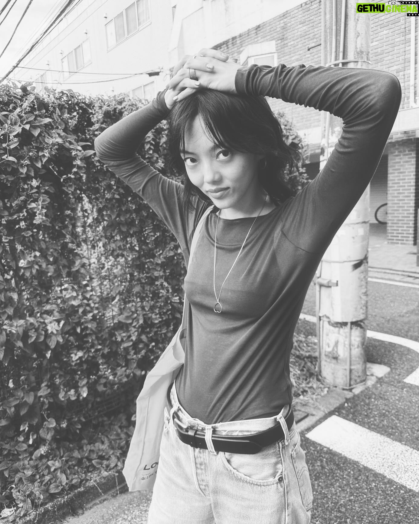 Rila Fukushima - 3 Likes - みなさんこんばんは。
最近の私について書いてみました。
お気づきの方もいたかもしれませんが…
わたくし福島リラ、去年までお仕事お休みしておりました。今年の頭からお仕事を再開したのですが、気付けば休止してから早5年経っておりました。
その間に体調も崩しまして...それを立て直すということは、私にとっては、それこそ人生の第何回目?(苦笑)の試練の時期でした。
現在は回復し随分と元気になりました!
むしろ肉体的には前よりパワーアップしたかもしれないです。
それとも?それは...一周まわって進化した?
と言うべきか...?
年齢もレベルアップしましたけど😂
そういう時期ってみなさんも、どこかのタイミングであるかもしれないのですが(コロナの時期もありましたしね...)、一度見直す時期というか、私もその間活動を休止しながらも新しいことにチャレンジしておりました!
元々、メンテナンスで通っていた鍼の治療が自分に合ってたこともあって、鍼とかお灸を中心とした東洋医学の学びを深めよう!と思い切って学校に入学しました。(こちら先日スイスの映画祭で公開された作品に参加したことにより出席日数が足らず留年をし、さらに休学中なのですが…😅🤭)
学校で治療家を目指して勉強しながらも、やはり自分自身の体を動かすこともしていかないと結果的に効果が持続しない!!と痛感したことから運動療法としてのピラティスにも興味を持ち始めました!
ヨガやピラティスなどは生徒として、NYに住んでいた頃からやっているので、かれこれ20年選手になります。今年に入ってからは鍼灸の学校を休学しながら、ピラティス指導者のライセンスを取り始め、現在資格取得中でございます。
学校はまだ復学のチャンスもあるし!焦らずゆっくり一歩づつ。100年かかっても学校を卒業したいところです。(そんなに長くは休学できないだろうけど😂🤭)
いろんなことをやっているように思われるかもしれませんが、私の中ではしっかりとそれぞれが繋がっていて、良いバランスで過ごせています。楽しいです!
今年に入ってからはInstagramも再開して、少しずつマイペースにではありますが、モデル業、俳優業の方も活動を再開したいと思っています。(既に今年のうち半年以上経過してしまいましたが...😅)
普段はあまりこういうことを長々と書くタイプの人間ではないのですが、
心配して連絡くれた身近な友人達や家族にも感謝と、そして連絡ができていない人々もたくさんいまして...なので思い切って書いてみました!
そして今後とも、そんな私の活動を暖かく見守っていただけたらと思います。是非ご声援のほどよろしくお願いいたします!
長文読んでいただきありがとうございました!
福島リラ