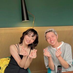 Rila Fukushima Instagram - 先日、映画「Electric Child」のプレミア上映のためスイスのロカルノ映画祭に行ってきました！🇨🇭🧀

約2年半前にスイス、ドイツにて撮影され、私にとっても初めての主演の作品だったこともあってとても思い入れのある作品になりました✨

現地では一緒に働いた監督はじめキャストのみんなに久しぶりにお会いし、撮影中の思い出話をしたりと、たった2年前の事なのになんだか懐かしさを感じたりもしました☺️

プレミア上映ではおよそ8,000人の前での上映との事で、登壇の際少し緊張もしましたが、楽しそうにご鑑賞されている方々を前にしてとても感激しました✨大変貴重なひと時になりました！