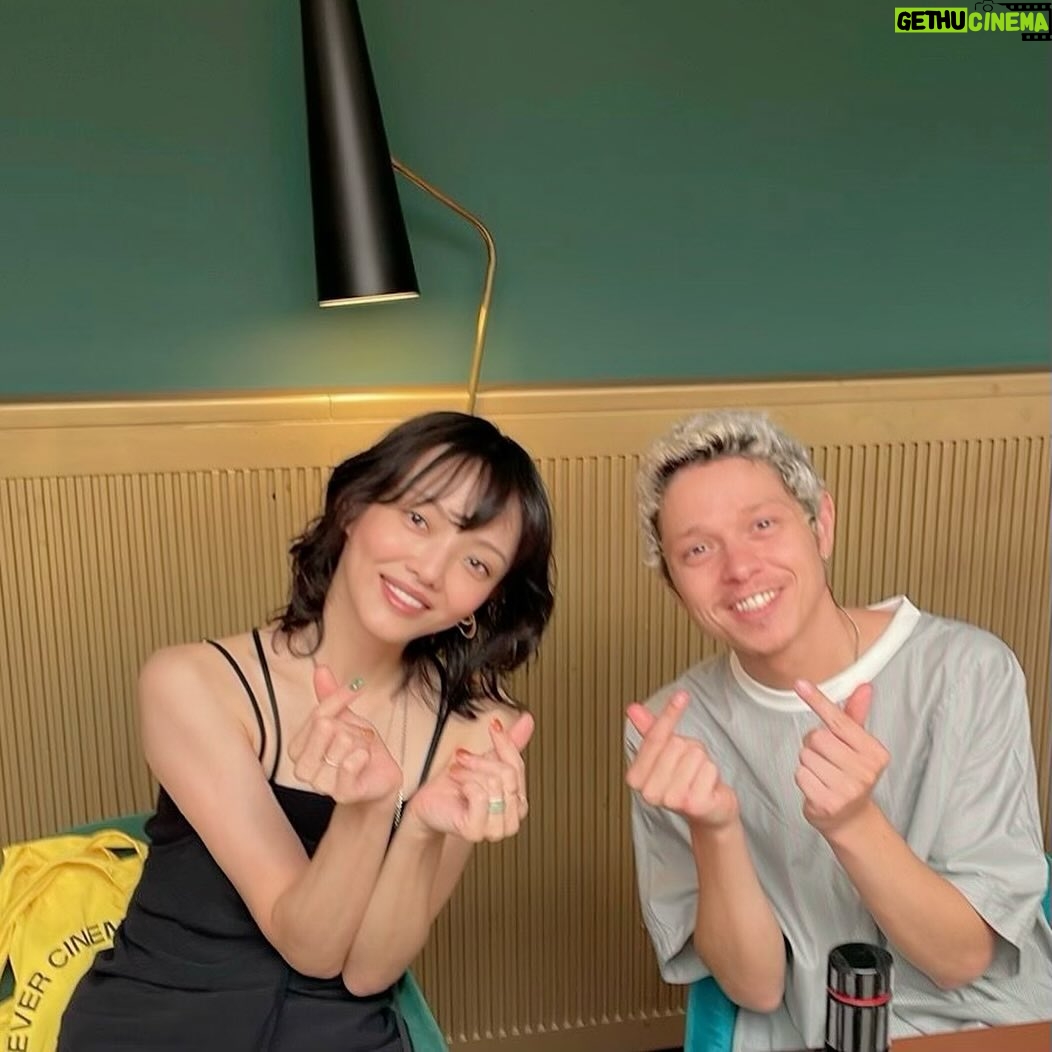 Rila Fukushima - 3 Likes - 先日、映画「Electric Child」のプレミア上映のためスイスのロカルノ映画祭に行ってきました!🇨🇭🧀
約2年半前にスイス、ドイツにて撮影され、私にとっても初めての主演の作品だったこともあってとても思い入れのある作品になりました✨
現地では一緒に働いた監督はじめキャストのみんなに久しぶりにお会いし、撮影中の思い出話をしたりと、たった2年前の事なのになんだか懐かしさを感じたりもしました☺️
プレミア上映ではおよそ8,000人の前での上映との事で、登壇の際少し緊張もしましたが、楽しそうにご鑑賞されている方々を前にしてとても感激しました✨大変貴重なひと時になりました!