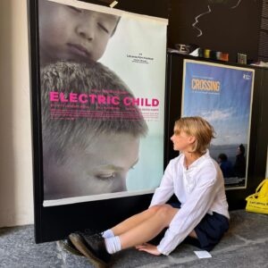 Rila Fukushima Instagram - 先日、映画「Electric Child」のプレミア上映のためスイスのロカルノ映画祭に行ってきました！🇨🇭🧀

約2年半前にスイス、ドイツにて撮影され、私にとっても初めての主演の作品だったこともあってとても思い入れのある作品になりました✨

現地では一緒に働いた監督はじめキャストのみんなに久しぶりにお会いし、撮影中の思い出話をしたりと、たった2年前の事なのになんだか懐かしさを感じたりもしました☺️

プレミア上映ではおよそ8,000人の前での上映との事で、登壇の際少し緊張もしましたが、楽しそうにご鑑賞されている方々を前にしてとても感激しました✨大変貴重なひと時になりました！