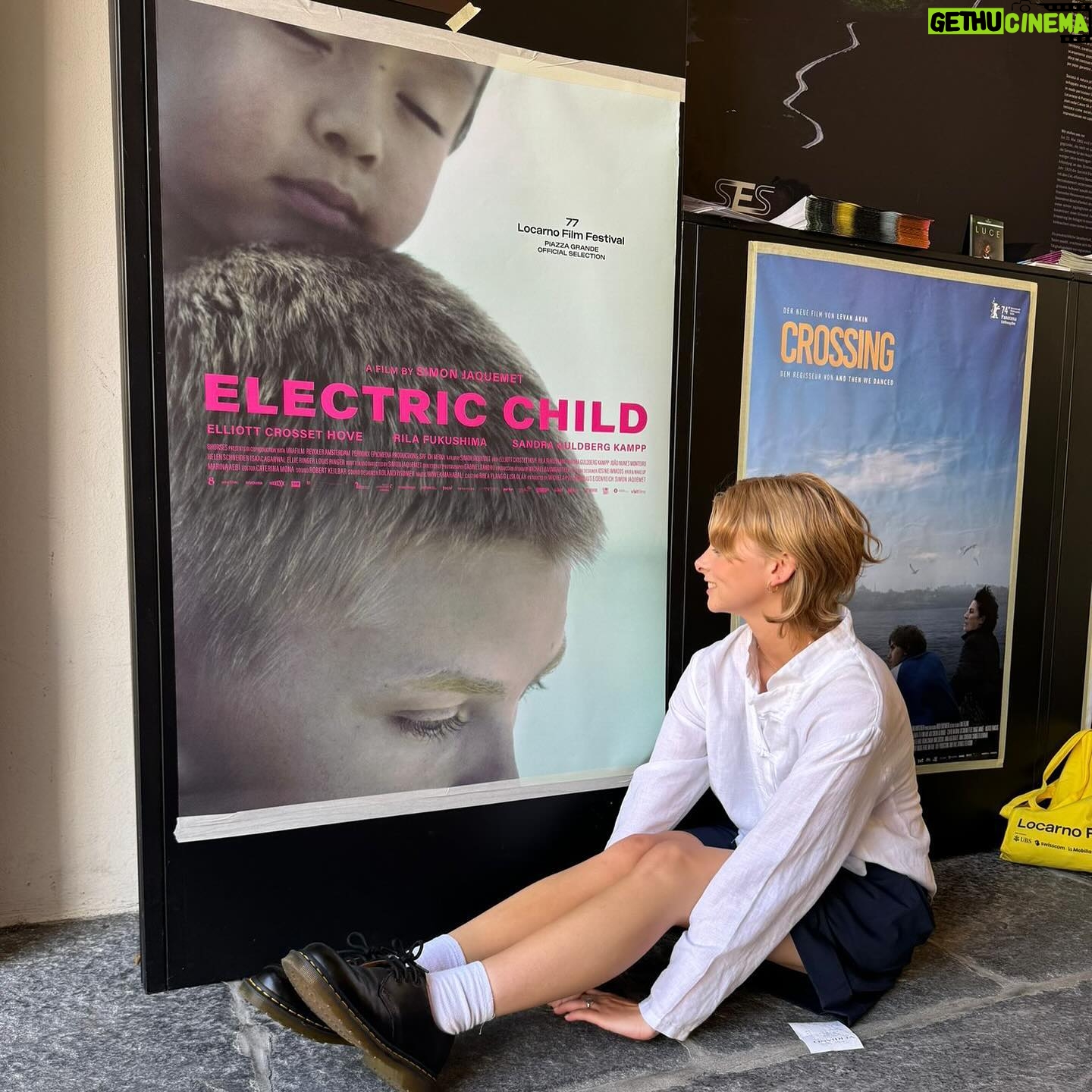 Rila Fukushima - 3 Likes - 先日、映画「Electric Child」のプレミア上映のためスイスのロカルノ映画祭に行ってきました!🇨🇭🧀
約2年半前にスイス、ドイツにて撮影され、私にとっても初めての主演の作品だったこともあってとても思い入れのある作品になりました✨
現地では一緒に働いた監督はじめキャストのみんなに久しぶりにお会いし、撮影中の思い出話をしたりと、たった2年前の事なのになんだか懐かしさを感じたりもしました☺️
プレミア上映ではおよそ8,000人の前での上映との事で、登壇の際少し緊張もしましたが、楽しそうにご鑑賞されている方々を前にしてとても感激しました✨大変貴重なひと時になりました!