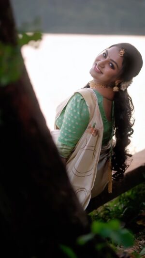 Rini Raj Instagram - ✨🍃
.
.
.
📸 @manunath_palliyadiyil ❣️

💄 @anviathira ❣️

Costume & ornaments : @yesbharathweddingcollections ❣️