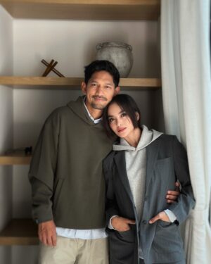 Ririn Ekawati Instagram - iri, iri apa yang mengalihkan duniaku? 
iiiririn ekawati lahh @ririnekawati bener ga jon? cakep banget kamu sayang. Apalagi kita lagi kembaran pakai limited collection UNIQLO : C. cakepnya kaya apotik tutup.. ga ada obat 🥰❤️
•
•
Yuk kembaran sama kita ke PIM 3 atau Uniqlo.com mulai tanggal 6 September nanti. 

#UNIQLOIndonesia #UniqloC