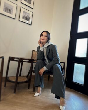 Ririn Ekawati Instagram - iri, iri apa yang mengalihkan duniaku? 
iiiririn ekawati lahh @ririnekawati bener ga jon? cakep banget kamu sayang. Apalagi kita lagi kembaran pakai limited collection UNIQLO : C. cakepnya kaya apotik tutup.. ga ada obat 🥰❤️
•
•
Yuk kembaran sama kita ke PIM 3 atau Uniqlo.com mulai tanggal 6 September nanti. 

#UNIQLOIndonesia #UniqloC