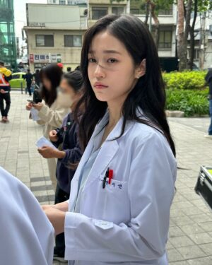 Roh Yoon-seo Instagram - 행복하고, 재밌고, 영광이었던
🌲아무도 없는 숲속에서 🌲 
전의선🫶🍅👩‍⚕️
#Thefrog