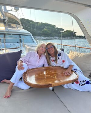 Romina Power Instagram - In questo mondo in cui si creano intelligenze artificiali , dove il cibo ed il clima vengono modificati  e l’apparenza e’ ingannevole, due nonne sono felici di stare insieme con i loro nipotini 💚💛🧡❤️