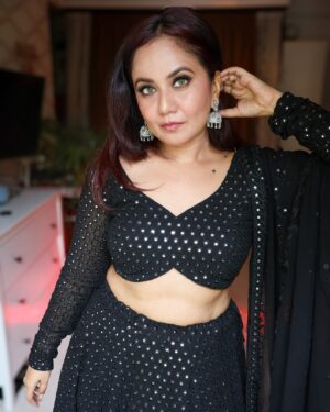 Roopal Tyagi Instagram - Sparkling and glowing in @fittingroomcouture 🖤✨🥰

#ootd #lehenga #mirrorwork #collaboration