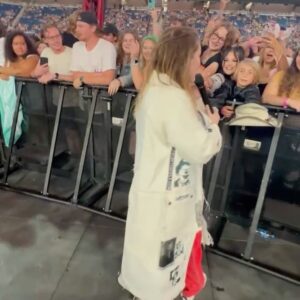 Rosa Linn Instagram - So many memories made in this last month!!! 

Thanks @teddysphotos , @thegr8khalid again and again for having me on your tour🤍 

I’m so proud of the people who were with me this whole time, running around and making sure that I have my best show every night. It’s crazy what we were able to accomplish with such a small team in such a short amount of time! 

Most importantly, I’m so grateful for the love of the audience. Thanks for diving into my music world for 30 minutes and having the best time with me🤍 

Love, Love, Love!!!

P.S. Armenian wine rocks🤘😄