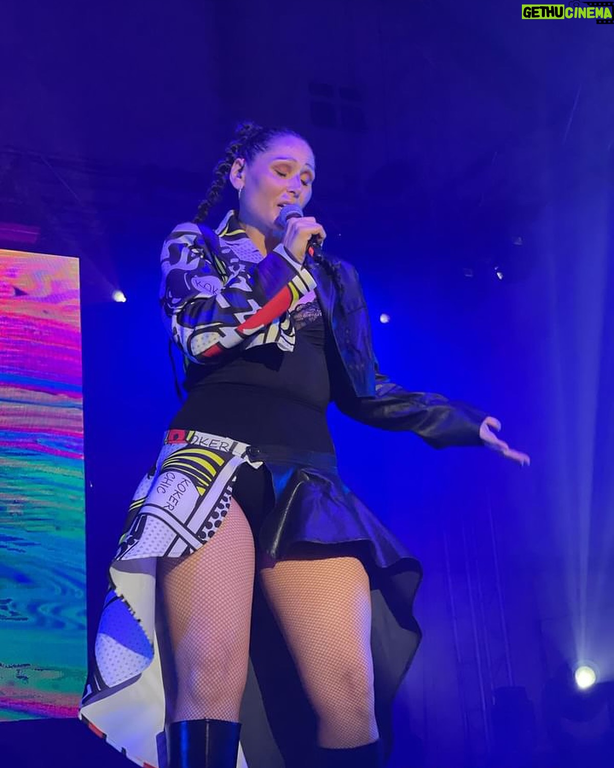 Rosa López - 6.1K Likes - Gracias por el calorcito de anoche Castilleja de la Cuesta😍 Vuelvo a casita cargada de pwr y con el corazón hasta arriba de veros❤️
Gracias por las fotitos @joseenriquerc ❤️