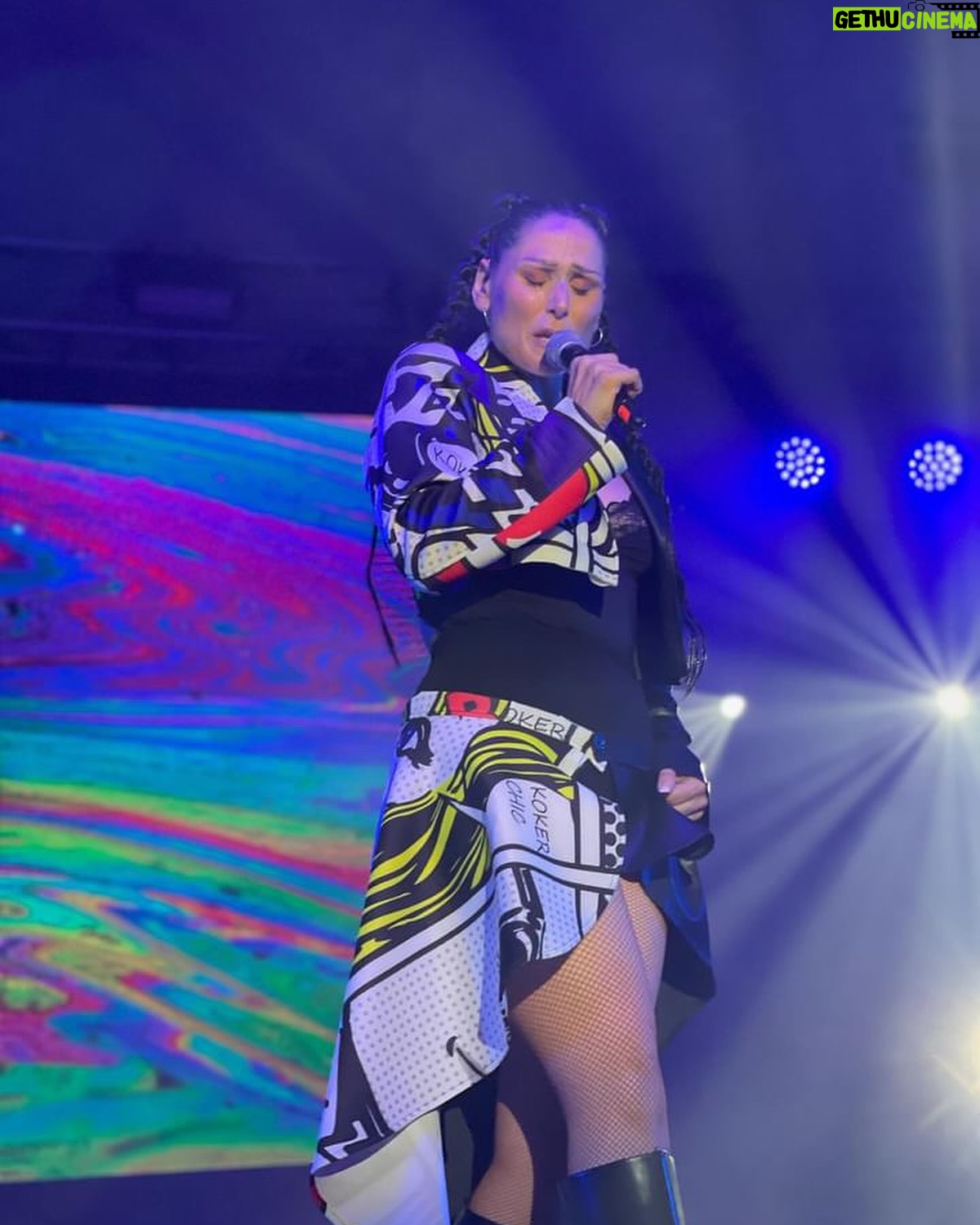 Rosa López - 6.1K Likes - Gracias por el calorcito de anoche Castilleja de la Cuesta😍 Vuelvo a casita cargada de pwr y con el corazón hasta arriba de veros❤️
Gracias por las fotitos @joseenriquerc ❤️