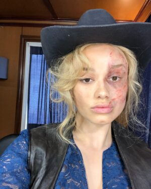 Rose Williams Instagram - 'That Dirty Black Bag' now streaming on 🇺🇸 @netflix 🏜️🐎 I loved playing this red lantern girl she taught me so much 🃏🧨💋 all the love to wig maestro massi and scar maestra fred🩸🦁