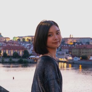 Rose Yu Instagram - Prague & Cesky Krumlov, Czech

1//在查理大橋上的夕陽~~雖然說是夕陽，但大概也已經晚上八點了~~
2//離查理大橋不遠的另一座橋，中間有樓梯和電梯可以下去島上，島上還有超可愛的野生卡皮巴拉！！
3//城堡區人真的好多，我坐的好像很悠閒，其實鏡頭後面一堆人😂
4//查理大橋上剛剛好看到有情侶在掛愛情鎖，他們鎖起來之後會把鑰匙丟進河裡，希望他們長長久久♥️
5//城堡區附近的列儂牆，也是等等等等等了好久才拍到。其實它很長一片，但選了最喜歡的一區~~
6//上查理大橋前發現的可愛水溝蓋，過了查理大橋就是城堡區了！
7//這是在CK小鎮的童話塔，整個小鎮不大，但是在巷子裡繞來繞去常常會發現一些驚喜！那天太陽很大，有點熱，但是真的很美
8//最後一張留給布拉格的天文鐘，整點的時候會動喔！我出發前有試著去了解一下天文鐘的原理，但是太難了😭不過如果很好懂的話，它就不會是一個代表性的地點了對吧~