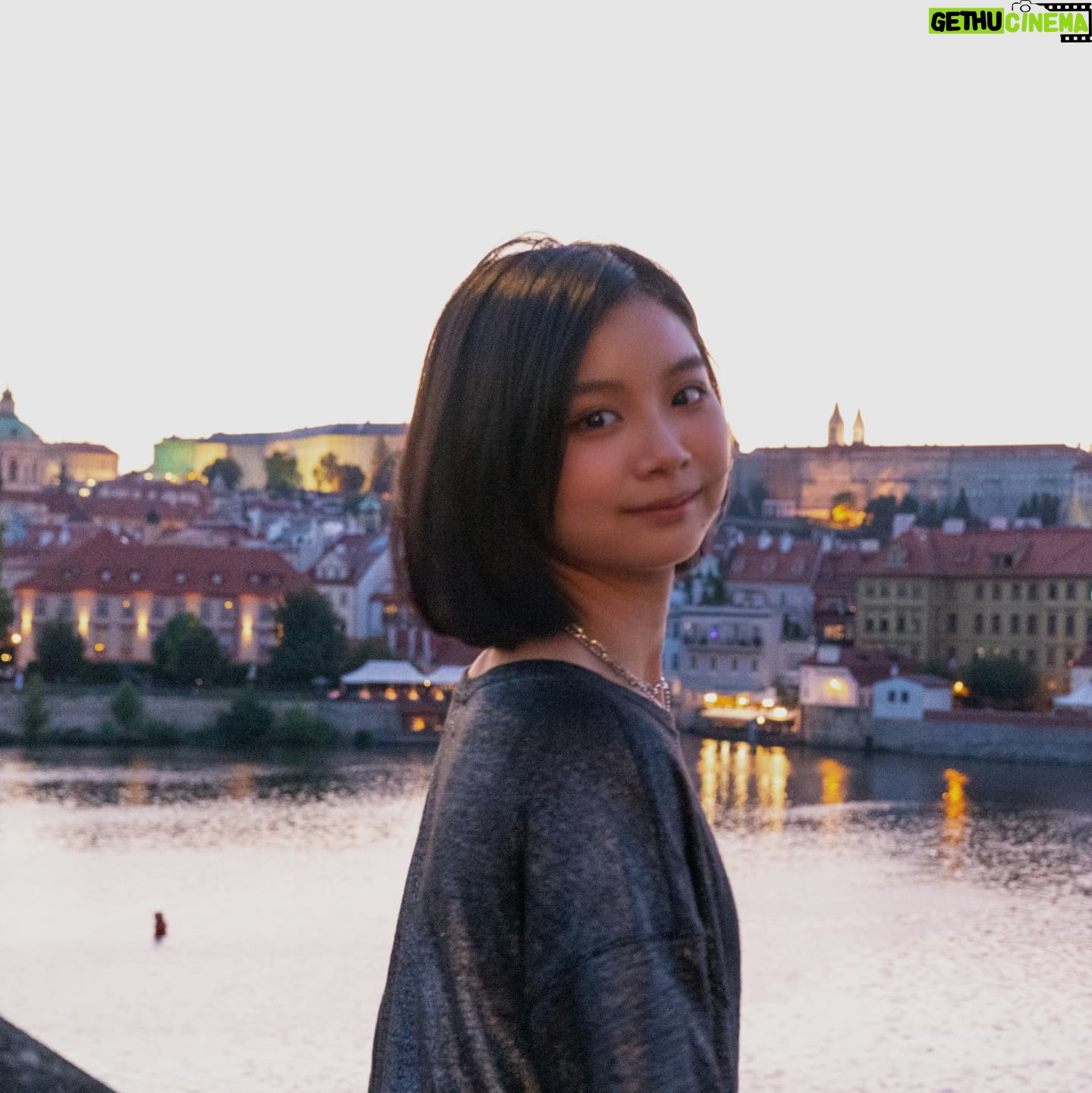 Rose Yu - 5K Likes - Prague & Cesky Krumlov, Czech
1//在查理大橋上的夕陽~~雖然說是夕陽,但大概也已經晚上八點了~~
2//離查理大橋不遠的另一座橋,中間有樓梯和電梯可以下去島上,島上還有超可愛的野生卡皮巴拉!!
3//城堡區人真的好多,我坐的好像很悠閒,其實鏡頭後面一堆人😂
4//查理大橋上剛剛好看到有情侶在掛愛情鎖,他們鎖起來之後會把鑰匙丟進河裡,希望他們長長久久♥️
5//城堡區附近的列儂牆,也是等等等等等了好久才拍到。其實它很長一片,但選了最喜歡的一區~~
6//上查理大橋前發現的可愛水溝蓋,過了查理大橋就是城堡區了!
7//這是在CK小鎮的童話塔,整個小鎮不大,但是在巷子裡繞來繞去常常會發現一些驚喜!那天太陽很大,有點熱,但是真的很美
8//最後一張留給布拉格的天文鐘,整點的時候會動喔!我出發前有試著去了解一下天文鐘的原理,但是太難了😭不過如果很好懂的話,它就不會是一個代表性的地點了對吧~