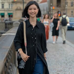 Rose Yu Instagram - Prague & Cesky Krumlov, Czech

1//在查理大橋上的夕陽~~雖然說是夕陽，但大概也已經晚上八點了~~
2//離查理大橋不遠的另一座橋，中間有樓梯和電梯可以下去島上，島上還有超可愛的野生卡皮巴拉！！
3//城堡區人真的好多，我坐的好像很悠閒，其實鏡頭後面一堆人😂
4//查理大橋上剛剛好看到有情侶在掛愛情鎖，他們鎖起來之後會把鑰匙丟進河裡，希望他們長長久久♥️
5//城堡區附近的列儂牆，也是等等等等等了好久才拍到。其實它很長一片，但選了最喜歡的一區~~
6//上查理大橋前發現的可愛水溝蓋，過了查理大橋就是城堡區了！
7//這是在CK小鎮的童話塔，整個小鎮不大，但是在巷子裡繞來繞去常常會發現一些驚喜！那天太陽很大，有點熱，但是真的很美
8//最後一張留給布拉格的天文鐘，整點的時候會動喔！我出發前有試著去了解一下天文鐘的原理，但是太難了😭不過如果很好懂的話，它就不會是一個代表性的地點了對吧~