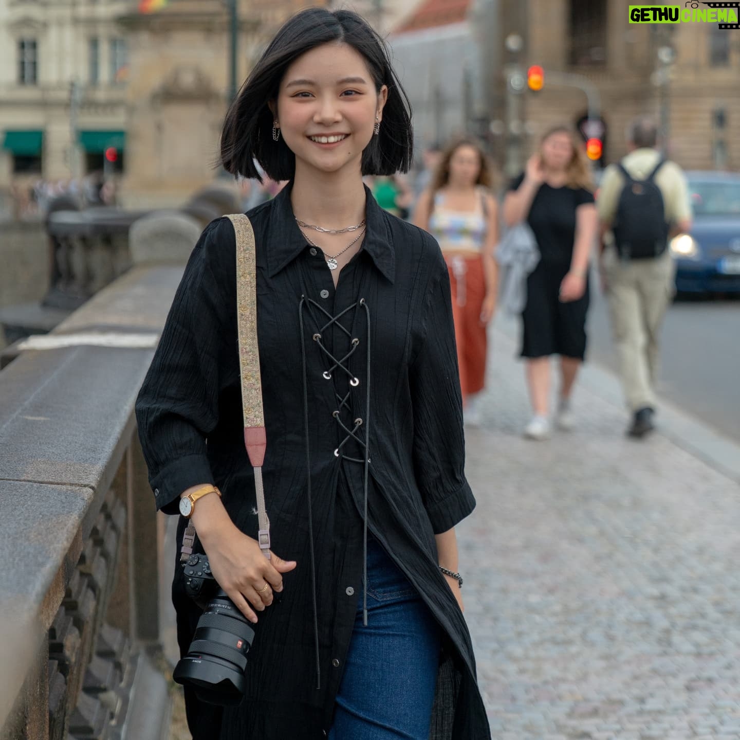 Rose Yu - 5K Likes - Prague & Cesky Krumlov, Czech
1//在查理大橋上的夕陽~~雖然說是夕陽,但大概也已經晚上八點了~~
2//離查理大橋不遠的另一座橋,中間有樓梯和電梯可以下去島上,島上還有超可愛的野生卡皮巴拉!!
3//城堡區人真的好多,我坐的好像很悠閒,其實鏡頭後面一堆人😂
4//查理大橋上剛剛好看到有情侶在掛愛情鎖,他們鎖起來之後會把鑰匙丟進河裡,希望他們長長久久♥️
5//城堡區附近的列儂牆,也是等等等等等了好久才拍到。其實它很長一片,但選了最喜歡的一區~~
6//上查理大橋前發現的可愛水溝蓋,過了查理大橋就是城堡區了!
7//這是在CK小鎮的童話塔,整個小鎮不大,但是在巷子裡繞來繞去常常會發現一些驚喜!那天太陽很大,有點熱,但是真的很美
8//最後一張留給布拉格的天文鐘,整點的時候會動喔!我出發前有試著去了解一下天文鐘的原理,但是太難了😭不過如果很好懂的話,它就不會是一個代表性的地點了對吧~