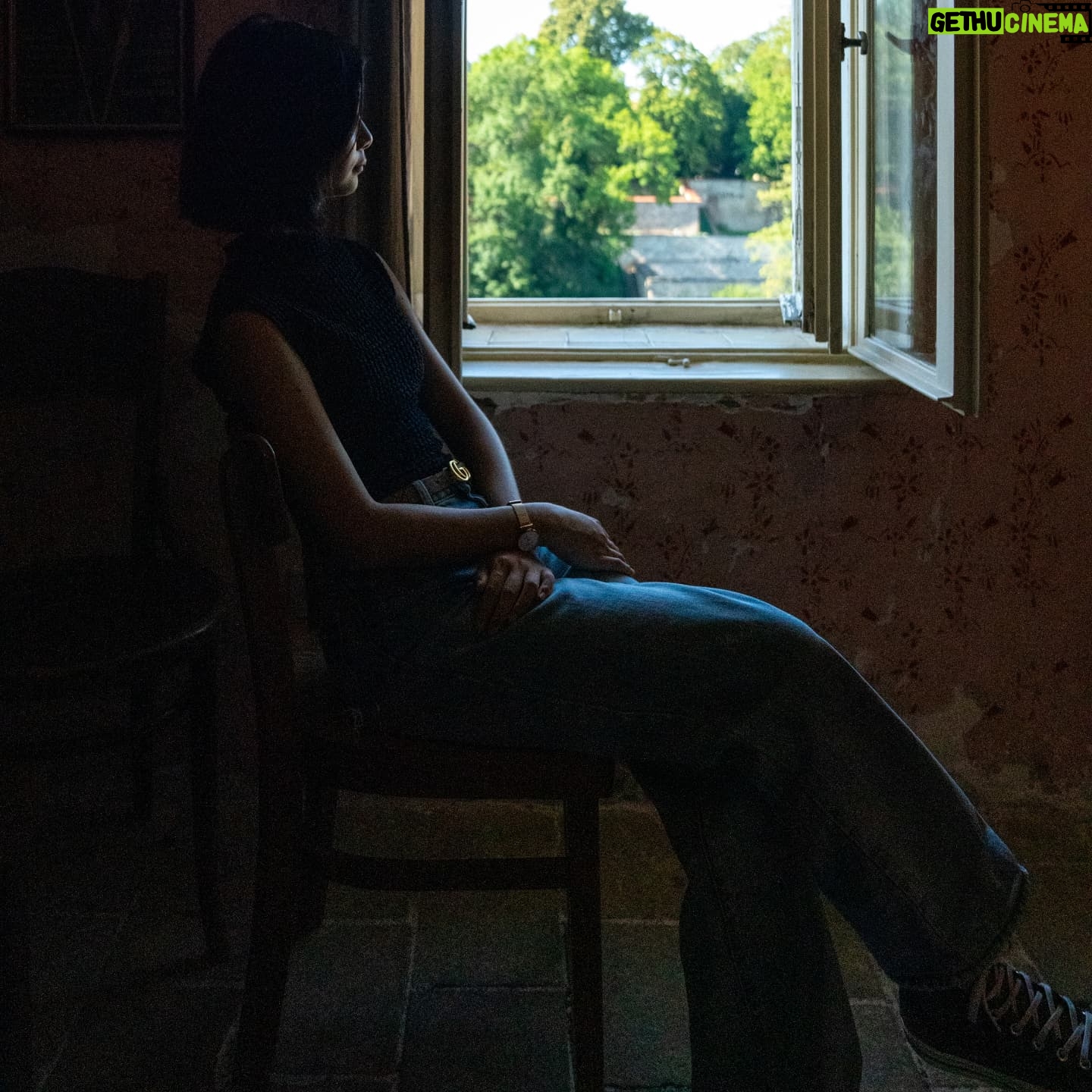 Rose Yu - 5K Likes - Prague & Cesky Krumlov, Czech
1//在查理大橋上的夕陽~~雖然說是夕陽,但大概也已經晚上八點了~~
2//離查理大橋不遠的另一座橋,中間有樓梯和電梯可以下去島上,島上還有超可愛的野生卡皮巴拉!!
3//城堡區人真的好多,我坐的好像很悠閒,其實鏡頭後面一堆人😂
4//查理大橋上剛剛好看到有情侶在掛愛情鎖,他們鎖起來之後會把鑰匙丟進河裡,希望他們長長久久♥️
5//城堡區附近的列儂牆,也是等等等等等了好久才拍到。其實它很長一片,但選了最喜歡的一區~~
6//上查理大橋前發現的可愛水溝蓋,過了查理大橋就是城堡區了!
7//這是在CK小鎮的童話塔,整個小鎮不大,但是在巷子裡繞來繞去常常會發現一些驚喜!那天太陽很大,有點熱,但是真的很美
8//最後一張留給布拉格的天文鐘,整點的時候會動喔!我出發前有試著去了解一下天文鐘的原理,但是太難了😭不過如果很好懂的話,它就不會是一個代表性的地點了對吧~