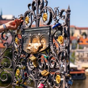 Rose Yu Instagram - Prague & Cesky Krumlov, Czech

1//在查理大橋上的夕陽~~雖然說是夕陽，但大概也已經晚上八點了~~
2//離查理大橋不遠的另一座橋，中間有樓梯和電梯可以下去島上，島上還有超可愛的野生卡皮巴拉！！
3//城堡區人真的好多，我坐的好像很悠閒，其實鏡頭後面一堆人😂
4//查理大橋上剛剛好看到有情侶在掛愛情鎖，他們鎖起來之後會把鑰匙丟進河裡，希望他們長長久久♥️
5//城堡區附近的列儂牆，也是等等等等等了好久才拍到。其實它很長一片，但選了最喜歡的一區~~
6//上查理大橋前發現的可愛水溝蓋，過了查理大橋就是城堡區了！
7//這是在CK小鎮的童話塔，整個小鎮不大，但是在巷子裡繞來繞去常常會發現一些驚喜！那天太陽很大，有點熱，但是真的很美
8//最後一張留給布拉格的天文鐘，整點的時候會動喔！我出發前有試著去了解一下天文鐘的原理，但是太難了😭不過如果很好懂的話，它就不會是一個代表性的地點了對吧~
