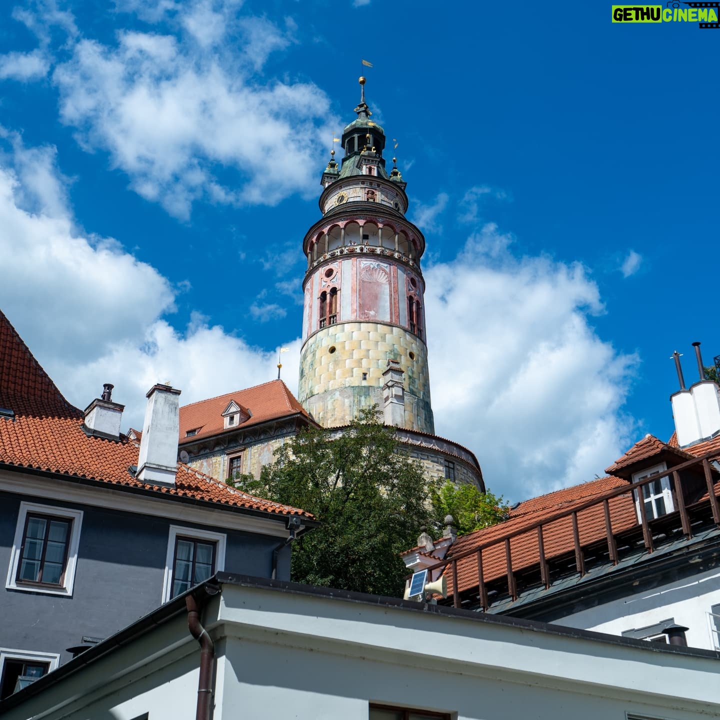 Rose Yu - 5K Likes - Prague & Cesky Krumlov, Czech
1//在查理大橋上的夕陽~~雖然說是夕陽,但大概也已經晚上八點了~~
2//離查理大橋不遠的另一座橋,中間有樓梯和電梯可以下去島上,島上還有超可愛的野生卡皮巴拉!!
3//城堡區人真的好多,我坐的好像很悠閒,其實鏡頭後面一堆人😂
4//查理大橋上剛剛好看到有情侶在掛愛情鎖,他們鎖起來之後會把鑰匙丟進河裡,希望他們長長久久♥️
5//城堡區附近的列儂牆,也是等等等等等了好久才拍到。其實它很長一片,但選了最喜歡的一區~~
6//上查理大橋前發現的可愛水溝蓋,過了查理大橋就是城堡區了!
7//這是在CK小鎮的童話塔,整個小鎮不大,但是在巷子裡繞來繞去常常會發現一些驚喜!那天太陽很大,有點熱,但是真的很美
8//最後一張留給布拉格的天文鐘,整點的時候會動喔!我出發前有試著去了解一下天文鐘的原理,但是太難了😭不過如果很好懂的話,它就不會是一個代表性的地點了對吧~