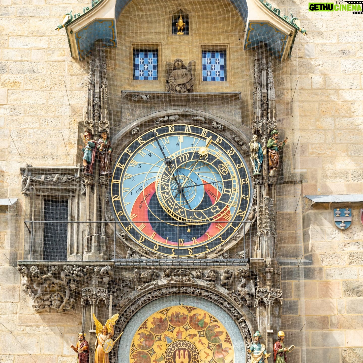 Rose Yu - 5K Likes - Prague & Cesky Krumlov, Czech
1//在查理大橋上的夕陽~~雖然說是夕陽,但大概也已經晚上八點了~~
2//離查理大橋不遠的另一座橋,中間有樓梯和電梯可以下去島上,島上還有超可愛的野生卡皮巴拉!!
3//城堡區人真的好多,我坐的好像很悠閒,其實鏡頭後面一堆人😂
4//查理大橋上剛剛好看到有情侶在掛愛情鎖,他們鎖起來之後會把鑰匙丟進河裡,希望他們長長久久♥️
5//城堡區附近的列儂牆,也是等等等等等了好久才拍到。其實它很長一片,但選了最喜歡的一區~~
6//上查理大橋前發現的可愛水溝蓋,過了查理大橋就是城堡區了!
7//這是在CK小鎮的童話塔,整個小鎮不大,但是在巷子裡繞來繞去常常會發現一些驚喜!那天太陽很大,有點熱,但是真的很美
8//最後一張留給布拉格的天文鐘,整點的時候會動喔!我出發前有試著去了解一下天文鐘的原理,但是太難了😭不過如果很好懂的話,它就不會是一個代表性的地點了對吧~
