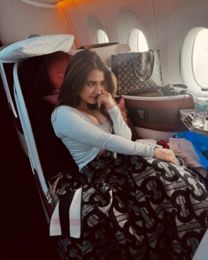 Roshni Walia Instagram - "The song perfectly matches my mood because I absolutely love traveling 🤪This flight was incredible, and I can't wait to explore more with my mum @sweetywalia11 . A huge thank you to @qatarairways for taking such good care of her when she got sick during our trip—you really went above and beyond. This post is all about sharing my happiness, my experiences, and the personal growth I'm experiencing. It's not about showing off, but about expressing love and gratitude."🙏 🧿🌍