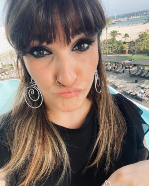 Rozalén Instagram - Nuestra realidad: lugares maravillosos que no podemos ‘catar’ 🥴🤣
HOY os cantamos en FUERTEVENTURA. 
Mañana y pasado en el Alfredo Kraus de LAS PALMAS DE GRAN CANARIA a casa llena!!!!! 😱❤️
Ahora nos damos calorcito (y raro sería que no encuentre 5 minutos en estos días para meter los pies en el mar!)
DISFRUTENNNNN!!! 

#Rozalén #ElAbrazo #Fuerteventura #LasPalmasGranCanaria