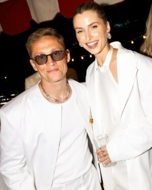 Ruby O. Fee Instagram - Was für ein fantastischer Abend! 
Zusammen mit @tiffanyandco durften wir im @kranzlerx.berlin in Berlin das Tiffany Icons Dinner ausrichten. Danke. Danke. Danke. 

Danke an alle, die mit uns das unendliche Potenzial der Liebe gefeiert & gelacht haben. Ihr habt den Abend zu etwas ganz Besonderem gemacht.

Danke an alle, die mitgeholfen haben. Ihr habt den Abend mit eurer unermüdlichen Aufmerksamkeit und eurem Lächeln zu einem Fest für alle Gäste werden lassen.

Last but not least: Danke an Tiffany & Co. Wir sind stolz, an eurer Seite strahlen zu dürfen.

----------
What a fantastic evening! 
Together with Tiffany & Co we had the pleasure of hosting the Tiffany Icons Dinner at Kranzler Eck in Berlin. Thank you so much. Thank you. Thank you. 

Thank you to everyone who celebrated & laughed with us about the infinite potential of love. You made the evening something very special.

Thank you to everyone who helped. You made the evening a celebration for all the guests with your tireless attention and smiles.

Last but not least: Thank you to Tiffany & Co. We are proud to be able to shine alongside you.

📸 @clemensporikys