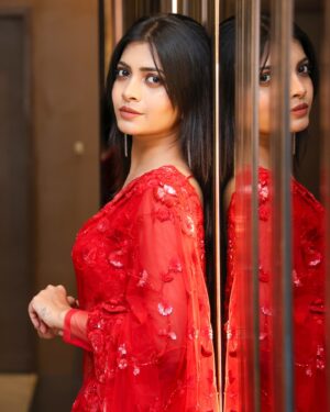 Ruchira Jadhav Instagram - ♥️♥️♥️

#RuchiraInRED

Dolled up for Theatre Visit !!♥️

#BabuMarathiMovie

Saree : @nitaraa_official ✨
Blouse designed by : @liiyanna_designs 💫
Captured by: @harsh1214 📸

#RuchiraJadhav