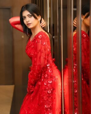 Ruchira Jadhav Instagram - ♥️♥️♥️

#RuchiraInRED

Dolled up for Theatre Visit !!♥️

#BabuMarathiMovie

Saree : @nitaraa_official ✨
Blouse designed by : @liiyanna_designs 💫
Captured by: @harsh1214 📸

#RuchiraJadhav