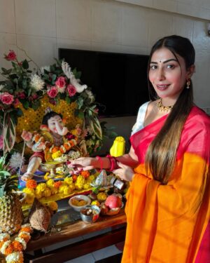 Ruma Sharma Instagram - अगले बरस जल्दी आना ही होगा बप्पा ❤️ 
.
Kyunki hum sabko aapka intezar raheyga thankyou each one of you for such beautiful memories of #ganeshutsav 🙏🏻🙏🏻
.
.
#ganpatibappamorya #ganpatibappa #ganpatifestival #rumasharma #indianfestival