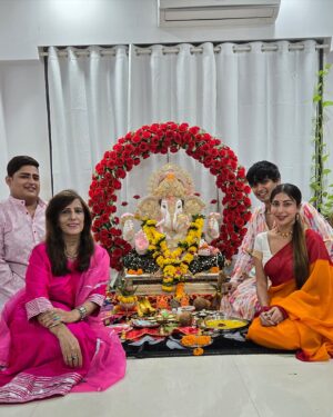 Ruma Sharma Instagram - अगले बरस जल्दी आना ही होगा बप्पा ❤️ 
.
Kyunki hum sabko aapka intezar raheyga thankyou each one of you for such beautiful memories of #ganeshutsav 🙏🏻🙏🏻
.
.
#ganpatibappamorya #ganpatibappa #ganpatifestival #rumasharma #indianfestival