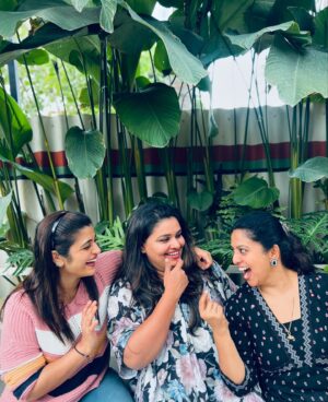 Rupa Sri Instagram - To the humans who made me believe that genuine female friendships, free from jealousy and competition truly exist ❤️🧿

Loc: @cozcoffee 

#friendship #friendslikefamily #friendshipgoals #fyp #fypシ #chandhanamazha #10years #rupasree #shalukurian #charuthabaiju #love #happiness #spreadlove #blessed
