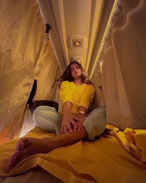 Rupali Wakode Instagram - Discovering comfort within my own presence😈

#vibing #yellowtheme #allyellow #yellow #travel #traveling #amravati #pune