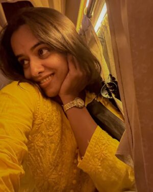 Rupali Wakode Instagram - Discovering comfort within my own presence😈

#vibing #yellowtheme #allyellow #yellow #travel #traveling #amravati #pune