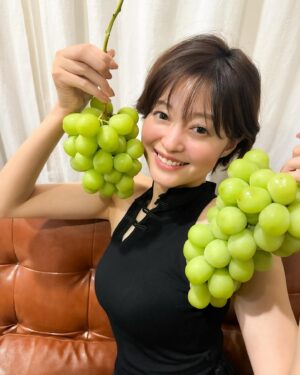Ryoko Kobayashi Instagram - .
シャイーーーーンマスカットゥ🍇🍇😂

今年も父のお友達から
ブドウの差し入れをいただきました✨
甘くて、おいしくて…あの味を忘れられず
今年もこっそり恋焦がれてました。
ありがたや…。

写真撮ってる間に手が攣るほど重くてすごすぎる🍇
気づけば9月…毎年この時期は、何故か忙しくて…
燃え尽きて、ベットに倒れ込む日々だから
心も身体もチャージされました🤤
感謝〜🙇

2枚目、母が撮ってくれた写真の躍動感😂😂😂

#シャインマスカット #サイズ感 #躍動感