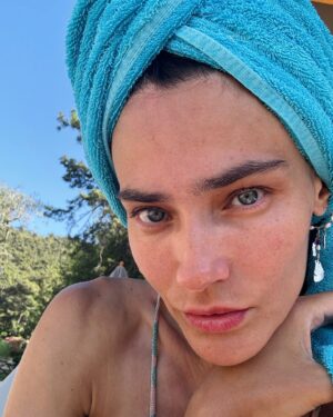 Saadet Işıl Aksoy Instagram - Yaz bitmiş, hiç haber vermiyosunuz.. 😟 #summerof24