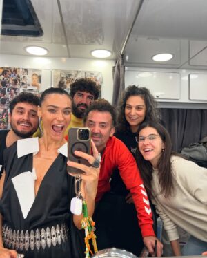 Saadet Işıl Aksoy Instagram - İlk anından son anına kadar hep özel olacak benim için.. Şahmaran, Lilith, bu harika ekip, yönetmenlerimiz, canım rol arkadaşlarım, Adana.. ❤️ #sahmaran @netflixturkiye