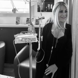Sabrina Perquis Instagram - Step by step 💪✨
Fin d’une première étape… 
4ᵉ cycle de chimio terminé avant de commencer le prochain protocole pour 12 semaines d’une autre chimio, mais avec une seule molécule cette fois. 
Les derniers jours n’ont pas été simples, mais on avance avec certes de la fatigue, mais surtout avec des sourires et beaucoup d’espoir.

Merci encore pour vos messages. Je n’ai pas été très présente, mais j’avais besoin de vivre ces journées un peu difficiles en retrait…

Et pendant ce temps je m’amuse avec les perruques… un jour blonde un jour brune 😅