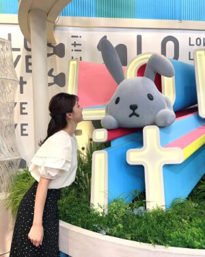 Saeko Kamimura Instagram - .
.
今日は初めてラヴィットに出演。
水曜メンバーとの早口言葉対決で
アナウンサー軍団の一員に加わりました。
どんな対決になったのかTVerの見逃し配信で
ぜひご覧ください！

そういえば女子メンバーは彩子、真子、杏子
でみんな『子』がつきますね🐰🐰🐰

———————————————-
8/14(水)  ラヴィット、Nスタ衣装提供
ブラウス... OPAQUE.CLIP
スカート... PROPORTION BODY DRESSING

スカートのドットの中には、よく見ると
ハートも♡ということでハートポーズ。
