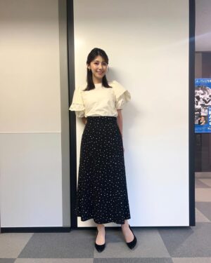 Saeko Kamimura Instagram - .
.
今日は初めてラヴィットに出演。
水曜メンバーとの早口言葉対決で
アナウンサー軍団の一員に加わりました。
どんな対決になったのかTVerの見逃し配信で
ぜひご覧ください！

そういえば女子メンバーは彩子、真子、杏子
でみんな『子』がつきますね🐰🐰🐰

———————————————-
8/14(水)  ラヴィット、Nスタ衣装提供
ブラウス... OPAQUE.CLIP
スカート... PROPORTION BODY DRESSING

スカートのドットの中には、よく見ると
ハートも♡ということでハートポーズ。