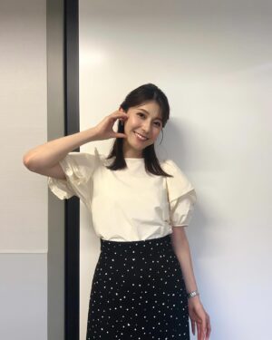 Saeko Kamimura Instagram - .
.
今日は初めてラヴィットに出演。
水曜メンバーとの早口言葉対決で
アナウンサー軍団の一員に加わりました。
どんな対決になったのかTVerの見逃し配信で
ぜひご覧ください！

そういえば女子メンバーは彩子、真子、杏子
でみんな『子』がつきますね🐰🐰🐰

———————————————-
8/14(水)  ラヴィット、Nスタ衣装提供
ブラウス... OPAQUE.CLIP
スカート... PROPORTION BODY DRESSING

スカートのドットの中には、よく見ると
ハートも♡ということでハートポーズ。