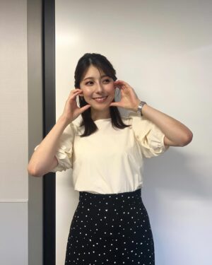 Saeko Kamimura Instagram - .
.
今日は初めてラヴィットに出演。
水曜メンバーとの早口言葉対決で
アナウンサー軍団の一員に加わりました。
どんな対決になったのかTVerの見逃し配信で
ぜひご覧ください！

そういえば女子メンバーは彩子、真子、杏子
でみんな『子』がつきますね🐰🐰🐰

———————————————-
8/14(水)  ラヴィット、Nスタ衣装提供
ブラウス... OPAQUE.CLIP
スカート... PROPORTION BODY DRESSING

スカートのドットの中には、よく見ると
ハートも♡ということでハートポーズ。