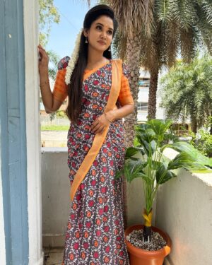Sai Gayatri Instagram - 🙏🏻❤️
.
Thanks a bunch to my salwar & saree sponsor @srisai_collestions9 and salwar & Blouse Desinger @tanu_designer_studio for making Anu look stunning on screen fr the past one year🙏🏻 and to all my fan family members ,Thank u so much fr the love and supports to Anu❤️😇
