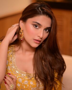 Saiee Manjrekar Instagram - 🌻