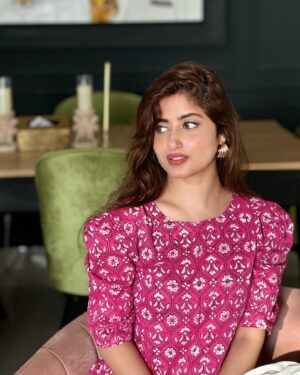 Sajal Ali Instagram - When your sister knows all your angles 💃